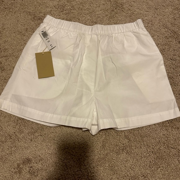 Aritzia Pants - BNWT Aritzia Wilfred Free Breeze 3" Short (M)